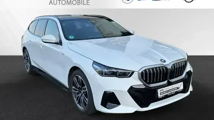 Gebraucht BMW 550e M Sport 489 PS (359 kW) 2025 Alpinweiss Kombi