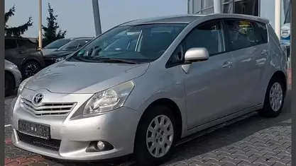 Gebraucht Toyota Verso Life 147 PS (108 kW) 2012 Silber (silver metallic) Van / Kleinbus