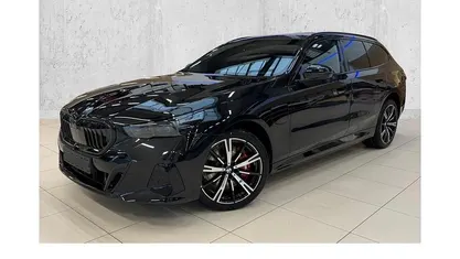 Nieuw BMW 550e M Sport 313 PK (230 kW) 2026 Zwart Stationwagen