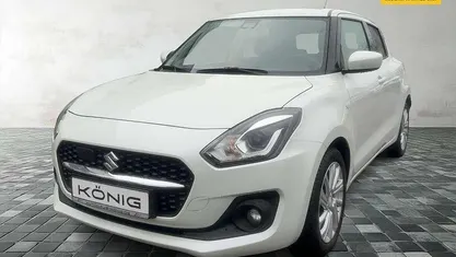 Pure white pearl metallic Gebraucht 2023 Suzuki Swift Comfort Kleinwagen | 17.989 € (Fairer Preis)