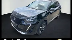 Lackierung schwarz perla nera/ Gebraucht 2021 Peugeot e-2008 Allure SUV | 20.990 € (Fairer Preis)