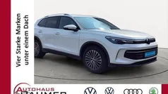 Weiß Gebraucht 2024 VW Tiguan Life SUV | 35.400 € (Fairer Preis)