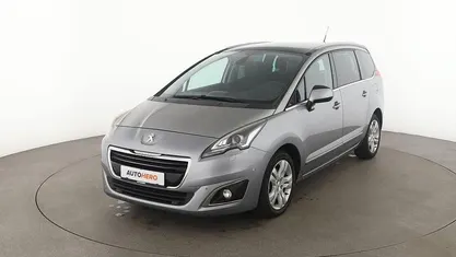 Grau Gebraucht 2015 Peugeot 5008 Allure Van / Kleinbus | 13.280 €