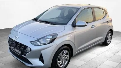 Gebraucht Hyundai i10 Select 67 PS (49 kW) 2023 Sleek silver / met Kleinwagen