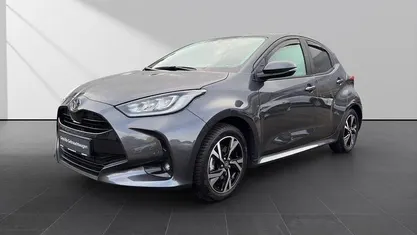 Grau Gebraucht 2025 Toyota Yaris Hybrid Comfort Kleinwagen | 23.990 € (Fairer Preis)
