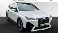Mineralweiss metallic Gebraucht 2024 BMW iX Sport Line SUV | 69.999 € (Superpreis)