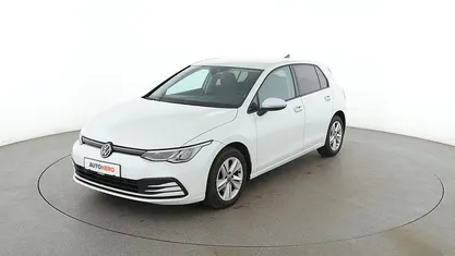 Używany VW Golf VII Life 150 KM (110 kW) 2020 Biały Sedan/Limuzyna