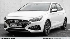 Weiss Gebraucht 2022 Hyundai i30 Trend Limousine | 17.940 € (Fairer Preis)