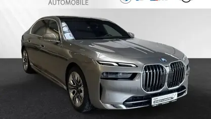 Gebraucht BMW 750e Sport Line 489 PS (359 kW) 2025 Oxidgrau metallic Limousine