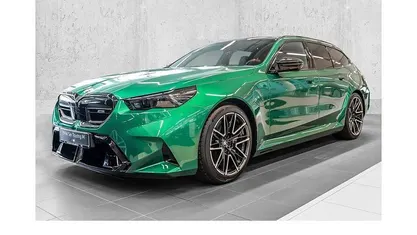 Neu BMW M5 M Sport 727 PS (534 kW) 2025 M isle of man grün metallic Kombi