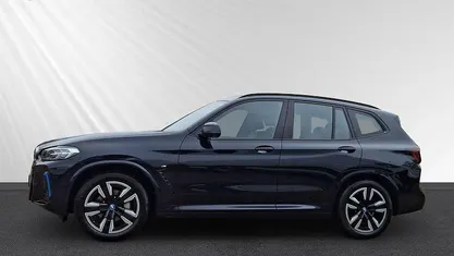Gebraucht BMW iX3 M Sport 210 kW (286 PS) 2023 Carbonschwarz metallic SUV