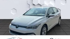 Weiss Gebraucht 2024 VW Golf VIII Life Limousine | 22.936 € (Guter Preis)