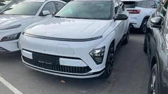 Serenity white metallic/ dach schwarz Gebraucht 2024 Hyundai Kona Prime SUV | 33.445 € (Fairer Preis)