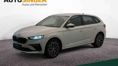 Moonweiss metallic Gebraucht 2024 Skoda Scala Essence Kleinwagen | 18.990 € (Guter Preis)