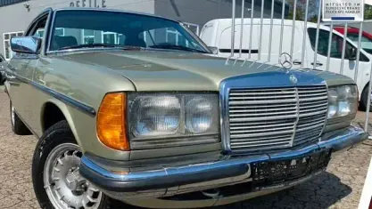 Usado Mercedes 230 136 CV (100 kW) 1983 Verde Coupe