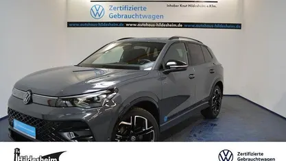 Grau Gebraucht 2025 VW Tiguan R-line SUV | 44.915 € (Fairer Preis)