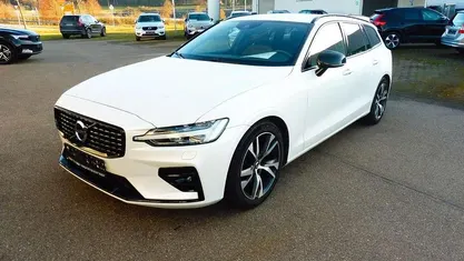 Weiß Gebraucht 2021 Volvo V60 R-Design Kombi | 27.500 € (Fairer Preis)