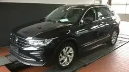 Używany VW Tiguan Life 150 KM (110 kW) 2021 Czarny SUV