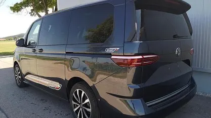 Starlightblau metallic Neu 2025 VW Multivan Sportline Van | 58.168 € (Fairer Preis)