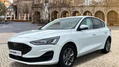 Frostweiß Gebraucht 2022 Ford Focus Titanium Limousine | 21.469 € (Fairer Preis)