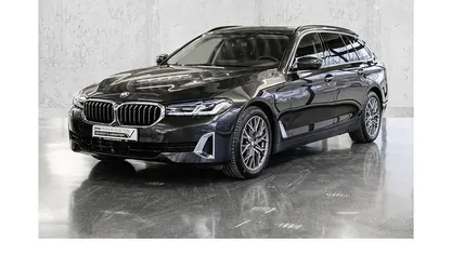 Grau Gebraucht 2023 BMW 520 Luxury Line Kombi | 39.390 € (Fairer Preis)