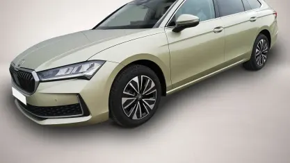 Neu Skoda Superb Selection 193 PS (141 kW) 2025 Gelb
