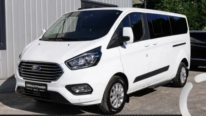 Gebraucht Ford Tourneo Trend 131 PS (96 kW) 2022 Weiß Van / Kleinbus
