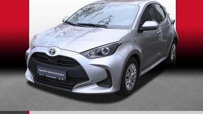Gebraucht Toyota Yaris Hybrid Business Edition 116 PS (85 kW) 2023 Shimmering silver metallic Limousine