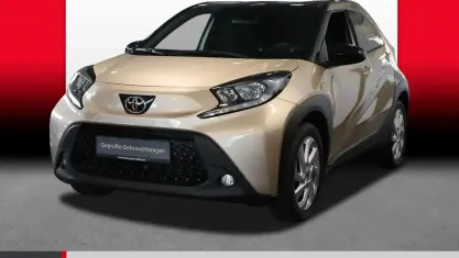 Gebraucht Toyota Aygo X Basis 72 PS (52 kW) 2022 Ginger beige metallic/ night sky black SUV
