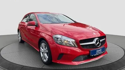 Gebraucht Mercedes A180 Urban 122 PS (89 kW) 2015 Rot Limousine