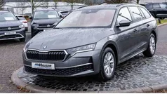 Graphitegrau metallic Gebraucht 2024 Skoda Octavia Selection Kombi | 29.222 € (Superpreis)