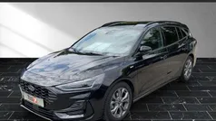 Obsidianschwarz (schwarz) Gebraucht 2023 Ford Focus ST-Line Kombi | 24.900 € (Fairer Preis)