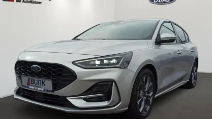Gebraucht Ford Focus ST-Line X 155 PS (114 kW) 2023 Moondust silver meta Limousine
