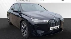 Black sapphire metallic Gebraucht 2024 BMW iX Sport Line SUV | 64.888 € (Fairer Preis)