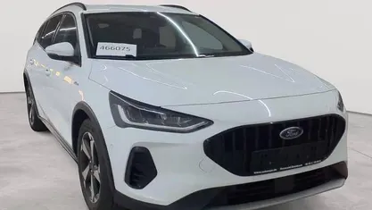 Gebraucht Ford Focus Active 120 PS (88 kW) 2023 Frozen white Kombi