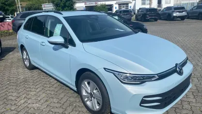 Neu VW Golf VIII Goal 150 PS (110 kW) 2026 Crystal ice blue metallic Kombi