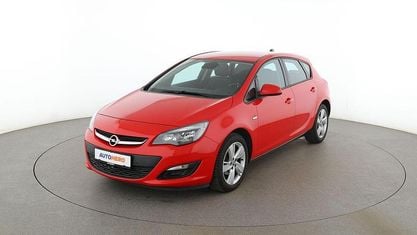 Używany Opel Astra Style 116 KM (85 kW) 2015 Czerwony Sedan/Limuzyna