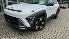 Serenity white / abyss black / Gebraucht 2023 Hyundai Kona Prime SUV | 33.790 € (Fairer Preis)