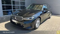 Saphirschwarz metallic Gebraucht 2024 BMW 318 Comfort Edition Kombi | 36.749 € (Fairer Preis)
