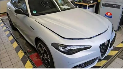 Grau Gebraucht 2023 Alfa Romeo Giulia Competizione Limousine | 38.895 € (Guter Preis)