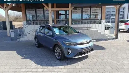 Käytetty Kia Stonic Spirit 120 HP (88 kW) 2021 Sininen Katumaasturi