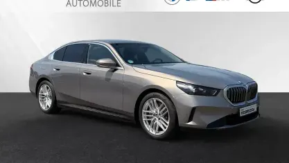 Gebraucht BMW 550e Comfort Edition 489 PS (359 kW) 2024 Oxidgrau metallic Limousine