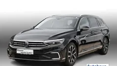 Deep black perleffekt (schwarz) Gebraucht 2021 VW Passat GTE Kombi | 23.470 € (Fairer Preis)