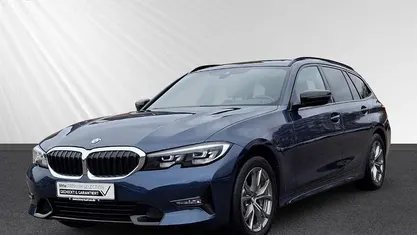 Phytonicblau metallic Gebraucht 2021 BMW 330e Sport Line Kombi | 23.578 € (Fairer Preis)