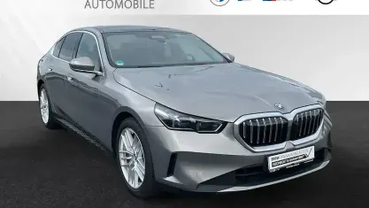 Gebraucht BMW 550e Sport Line 489 PS (359 kW) 2024 Oxidgrau metallic Limousine