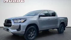 Lichtsilber metallic Gebraucht 2024 Toyota HiLux Comfort Abholung | 45.490 € (Fairer Preis)