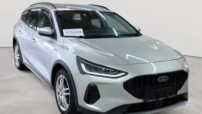 Gebraucht Ford Focus Active 115 PS (84 kW) 2023 Moondust silber metallic Kombi