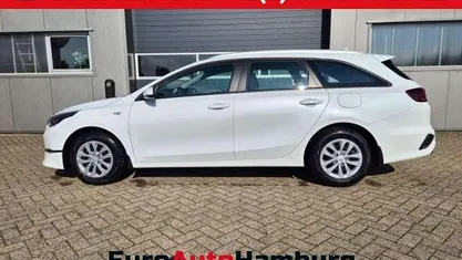 Deluxeweiß metallic Neu 2025 Kia Ceed Sportswagon Vision Kombi | 24.590 € (Guter Preis)