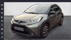 Cardamom green metallic/dach m Gebraucht 2023 Toyota Aygo X Pulse SUV | 15.900 € (Fairer Preis)