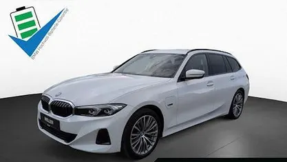 Alpinweiss iii (weiß) Gebraucht 2022 BMW 330e Shadowline Kombi | 27.450 € (Superpreis)
